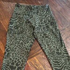 FREELY Green Leopard Print Leggings - LIKE NEW! POCKETS!